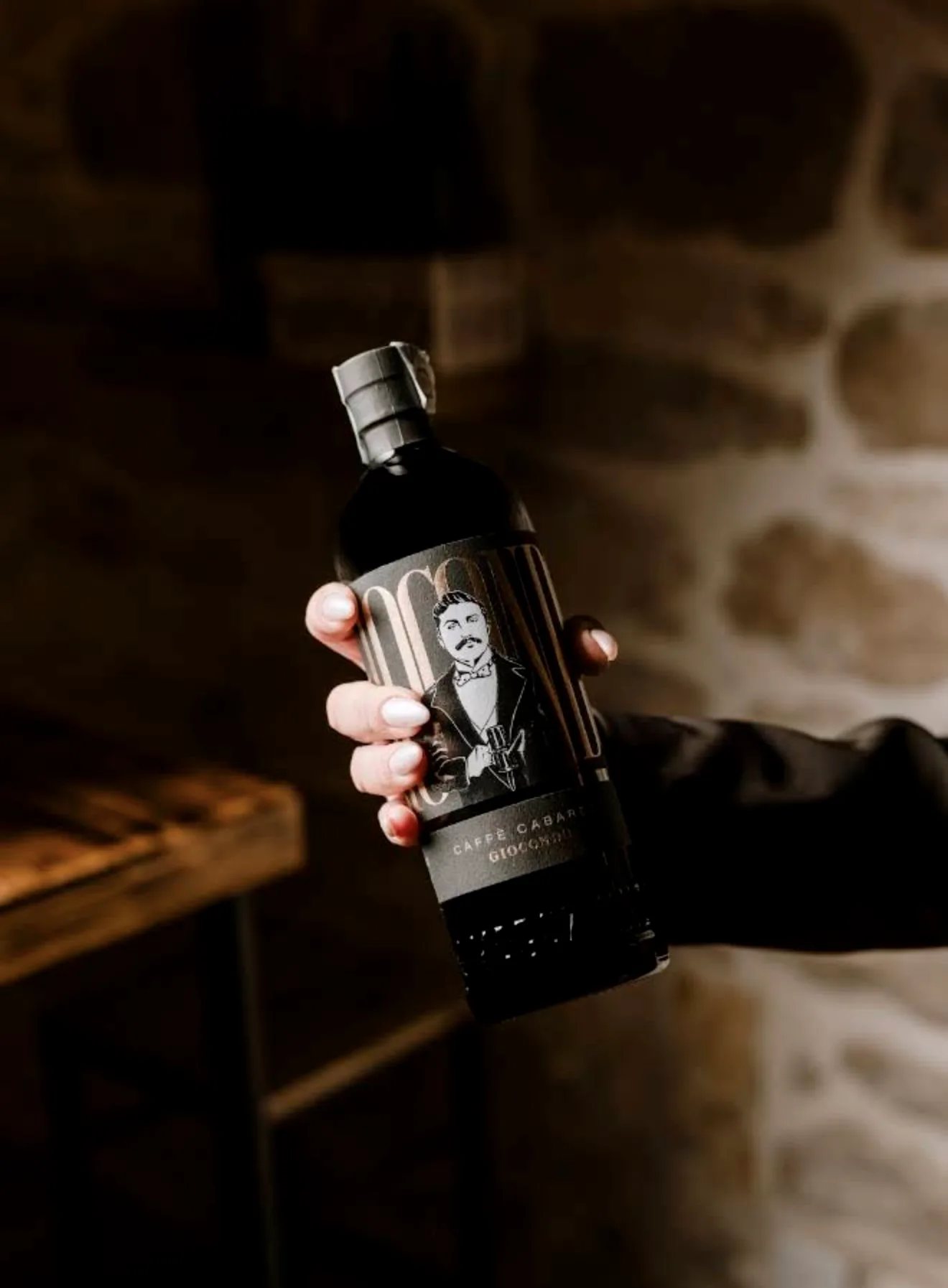 Bottiglia di amaro artigianale servita a Sudivino