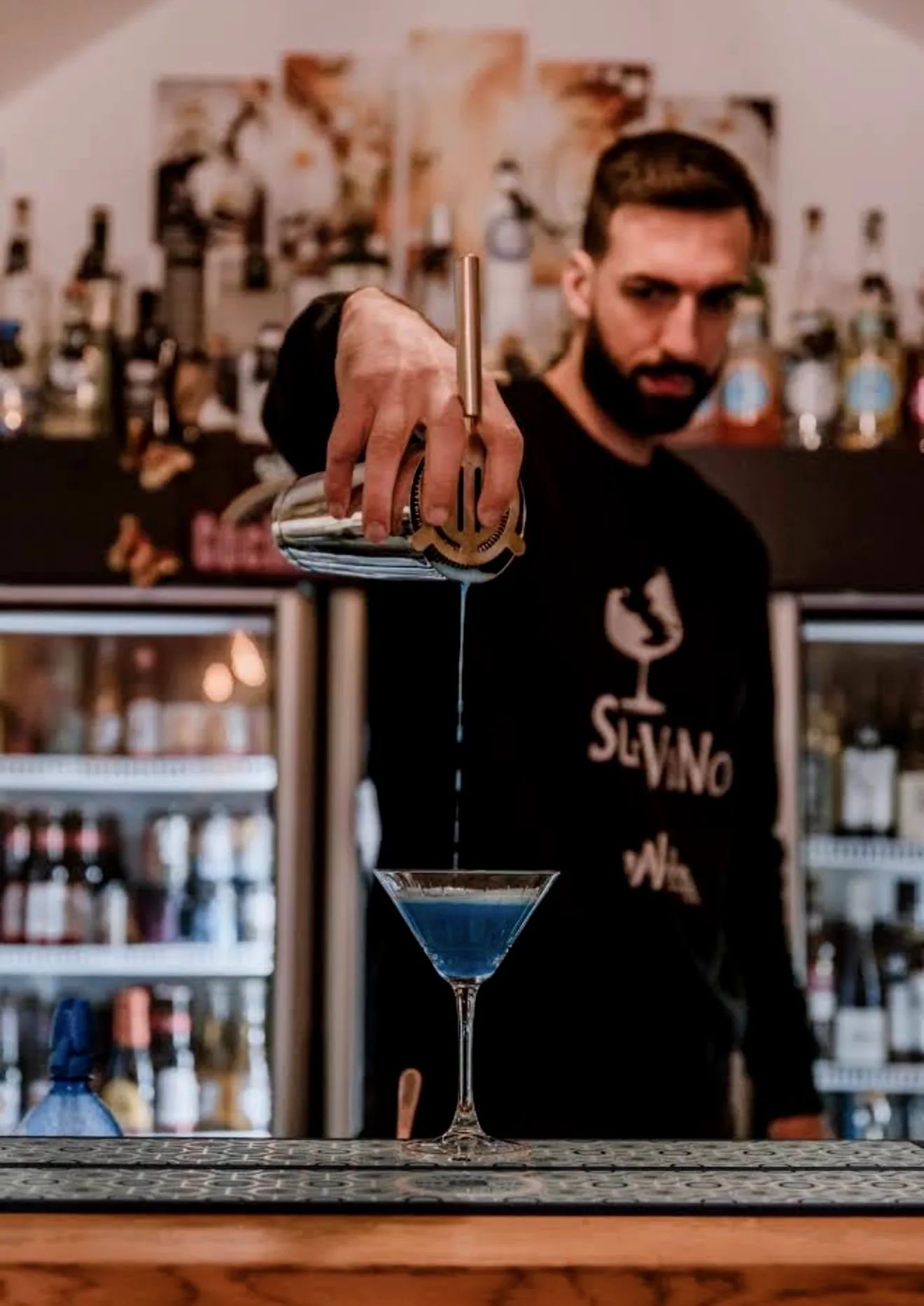 Bartender di Sudivino prepara un cocktail al bancone