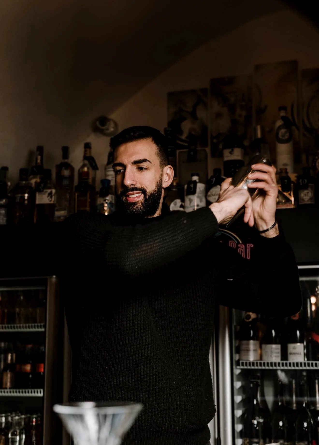 Il nostro bartender prepara un cocktail al bancone di Sudivino