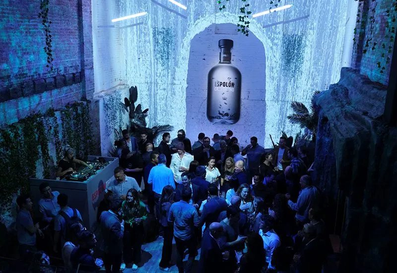 La folla riunita sotto l'installazione scenografica del format El Mercado Espolón Tequila, con il dj set illuminato